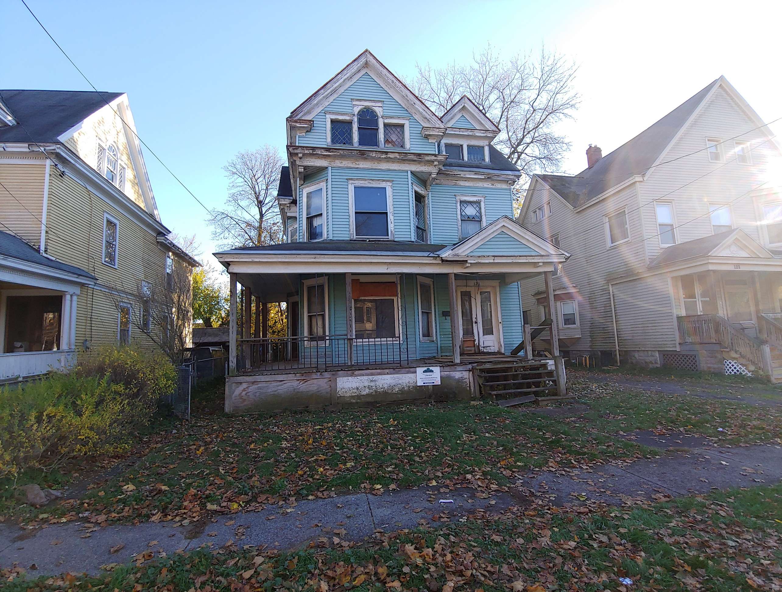 121 Borden Ave W photo