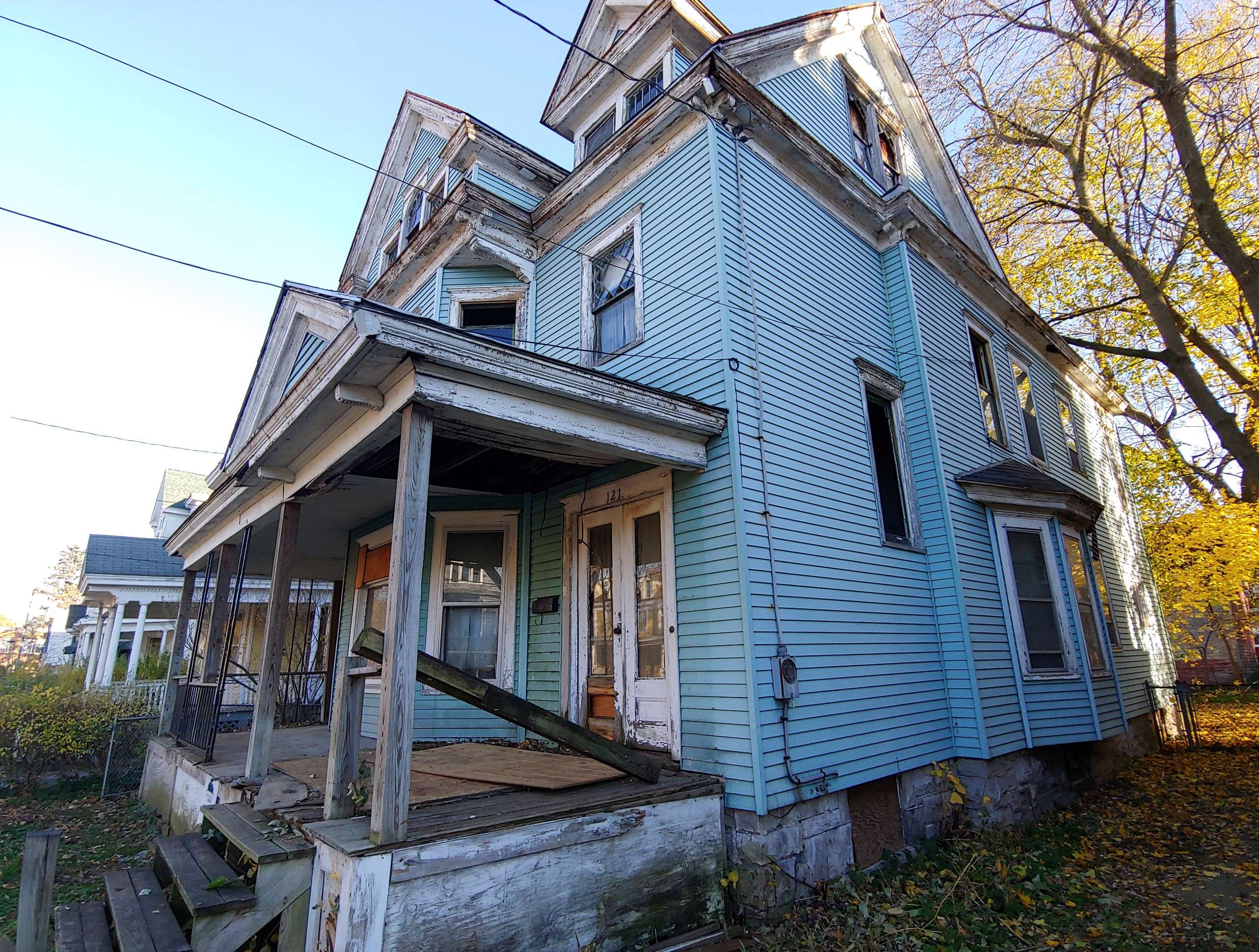 121 Borden Ave W photo