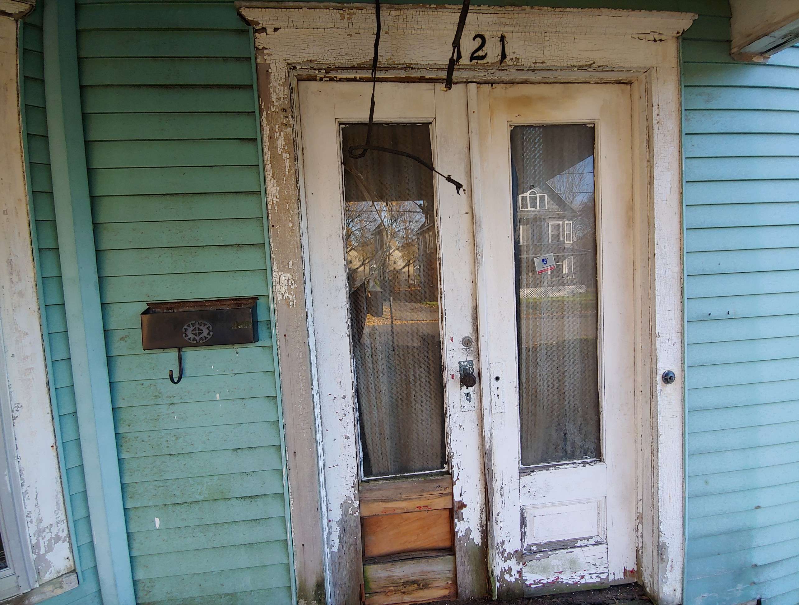 121 Borden Ave W photo